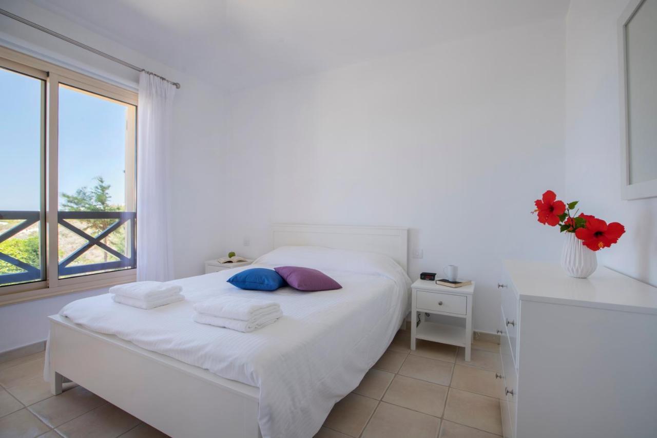 Resitour - Perneri Four Bedroom Villa Paphos Extérieur photo
